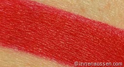 Kat-von-D-Studded-Kiss-Underage-Red-Innen-Aussen-Swatch