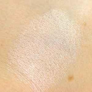 Maybelline Strobing Stick 100 Light Iridescent InnenAussen Swatch