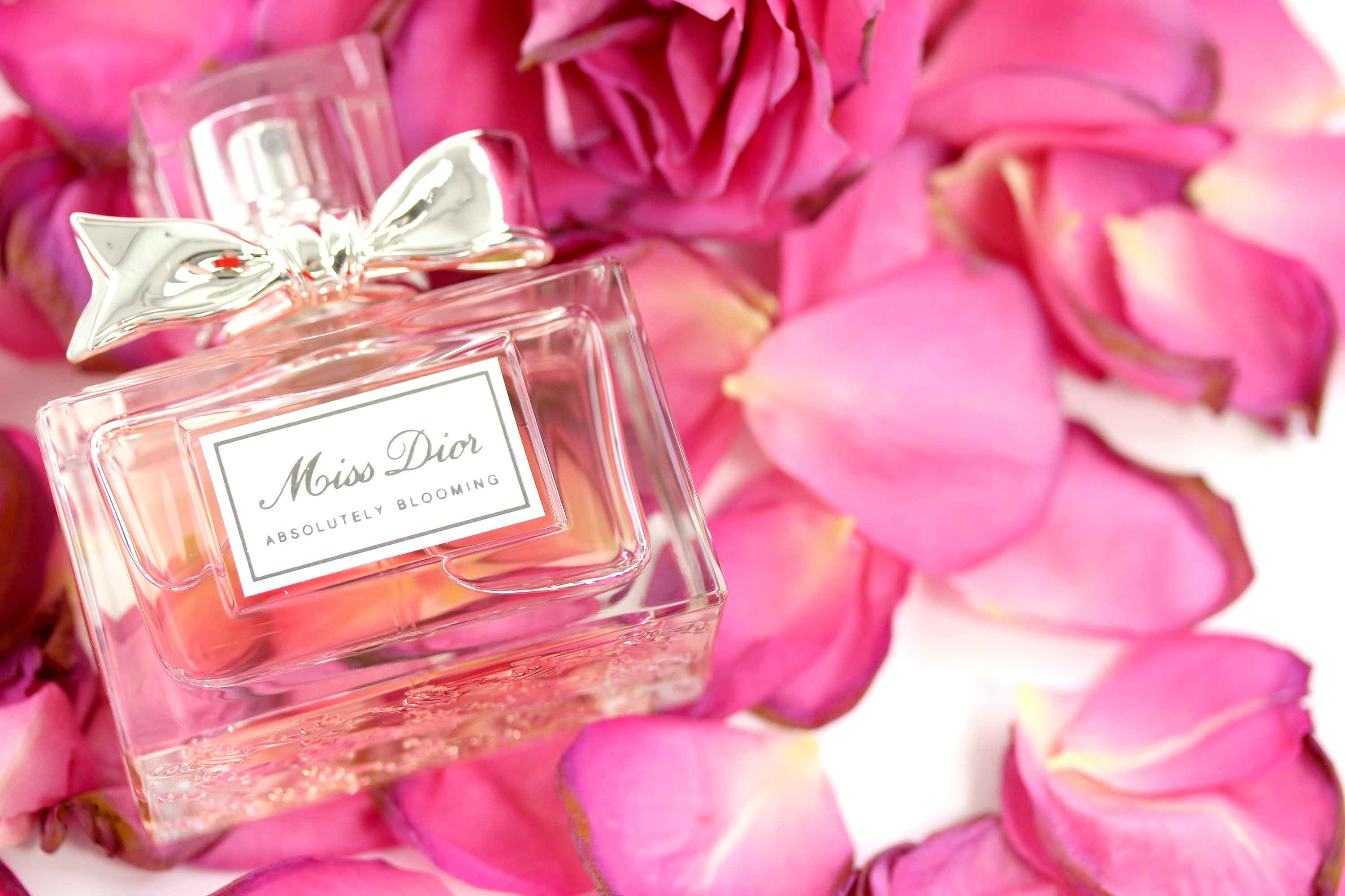 Мисс диор розовые. Miss Dior absolutely Blooming. Мисс диор absolutely Blooming. Dior Miss Dior absolutely Blooming Lady 50ml EDP. Miss Dior Cherie Eau de Parfum Christian Dior.