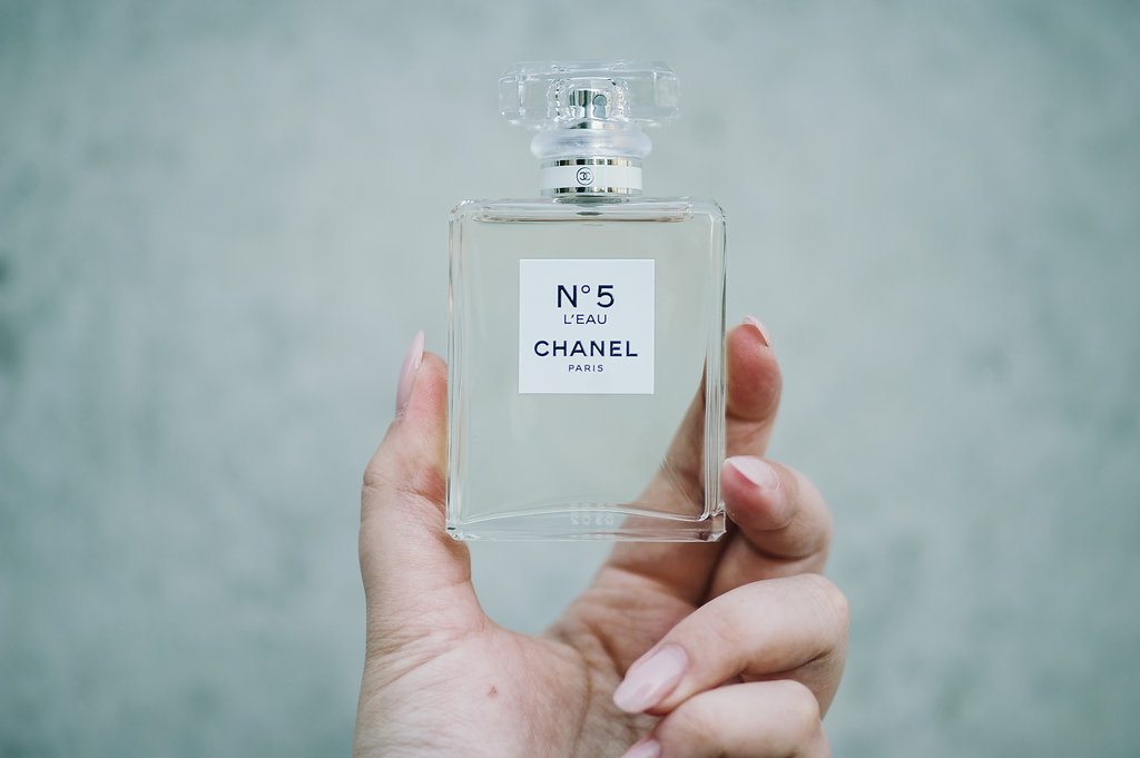 Chanel No. 5 L'EAU TV Spot, 'Crystal Snow Globe' Featuring Lily