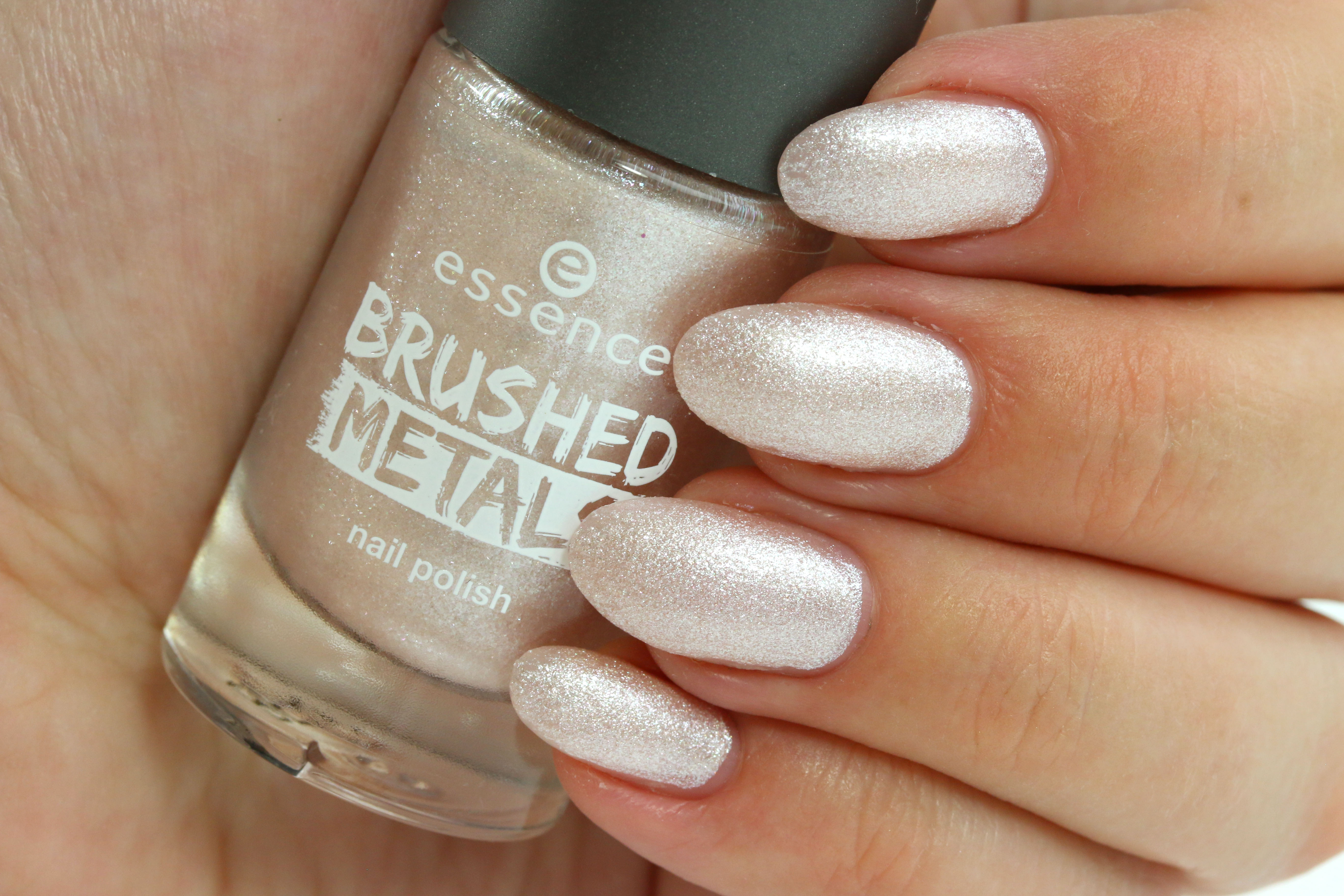 Essence Brushed Metals Nagellack Tragebilder Innenaussen